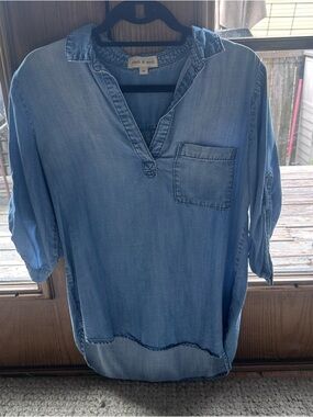 cloth & stone Chambray Blue V-Neck 3/4 length rolled-sleeve shirt